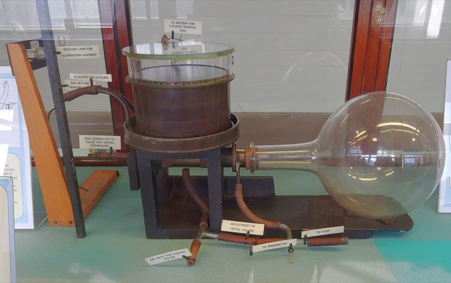 Student-built physics experiment or outreach founder