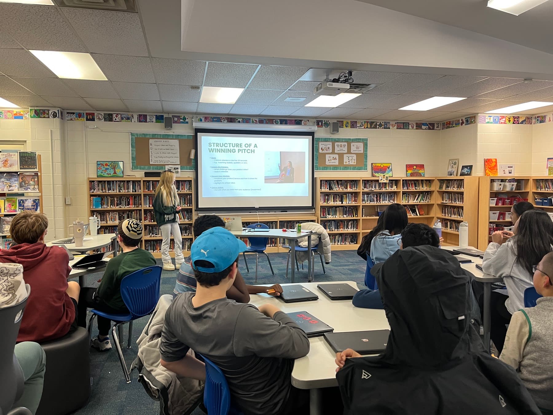 An INNOSpark facilitator teaching students how to structure a pitch
